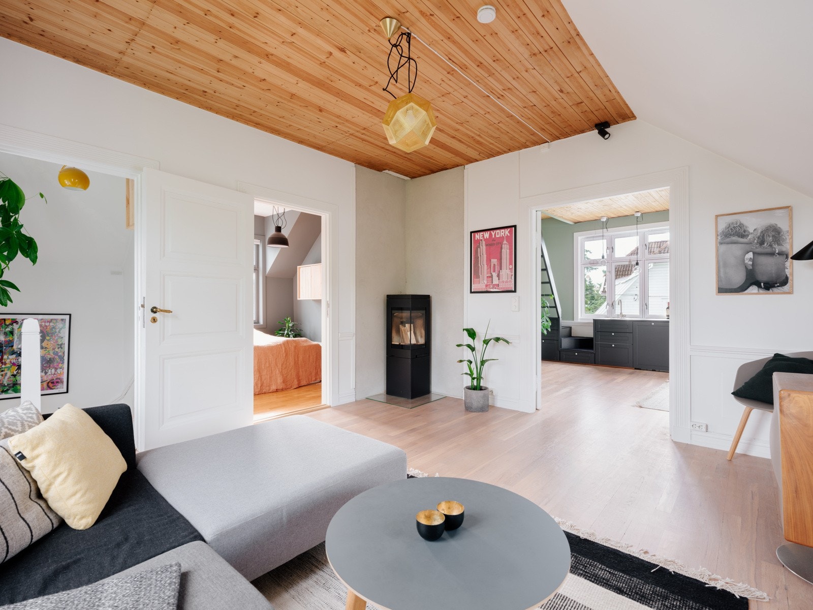 I stuen har du god plass til en stor sofagruppe med salongbord, tv-benk, lenestoler og annet ønskelig møblement. Boligen har tv/internett gjennom Altibox. Galleribilde