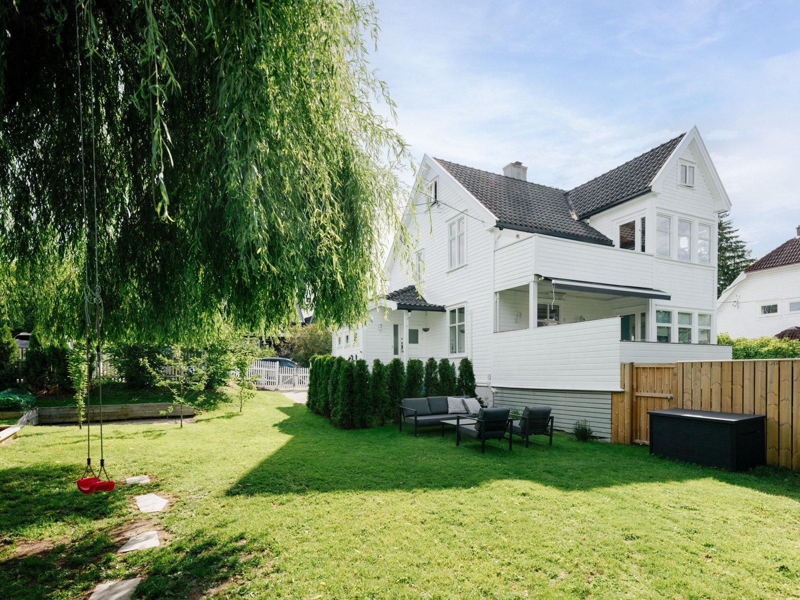 Velkommen til Grefsen/Disen og Engveien 18! Flytt rett inn i skikkelig fin halvpart av horisontaldelt tomannsbolig. Her bor man barnevennlig, usjenert og samtidig svært sentralt. Galleribilde