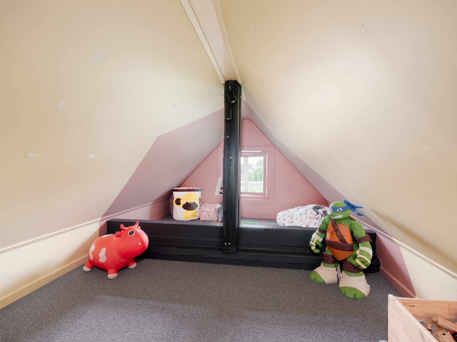 Loftsetasjen har et gulvareal på ca. 38m², men er ikke måleverdig pga. for lav takhøyde (185 cm på det høyeste). Galleribilde