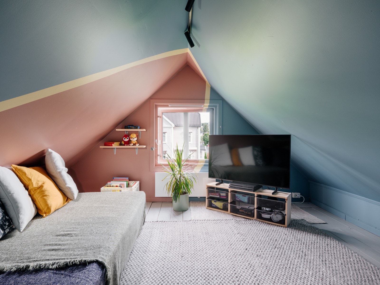 Fra kjøkkenet har du en forenklet loftstrapp opp til loftet. Loftsarealet er malt i tidsriktige farger og det er montert nye lysskinner 2023. Galleribilde