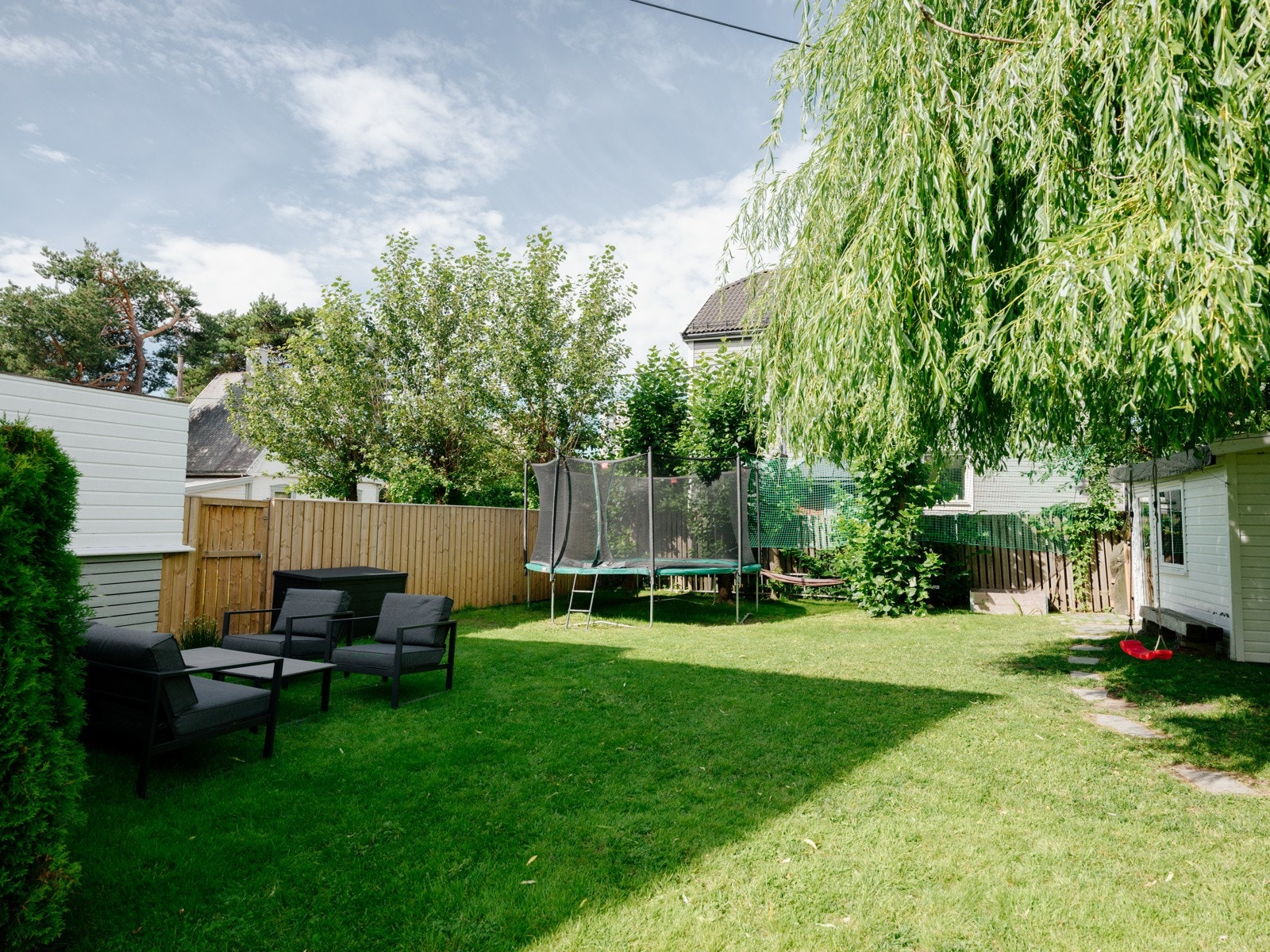 Hagen er stor, solrik og frodig og området rundt er svært barnevennlig. Sogner til Disen skolekretsen. Galleribilde