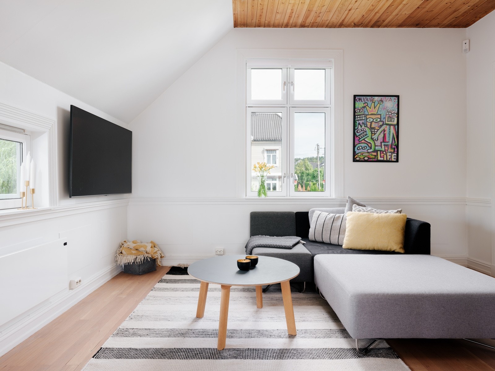 Stor og klassisk vindusflate slipper inn fint lys, og det er dype vinduskarmer som er perfekte for planter og dekor. Galleribilde