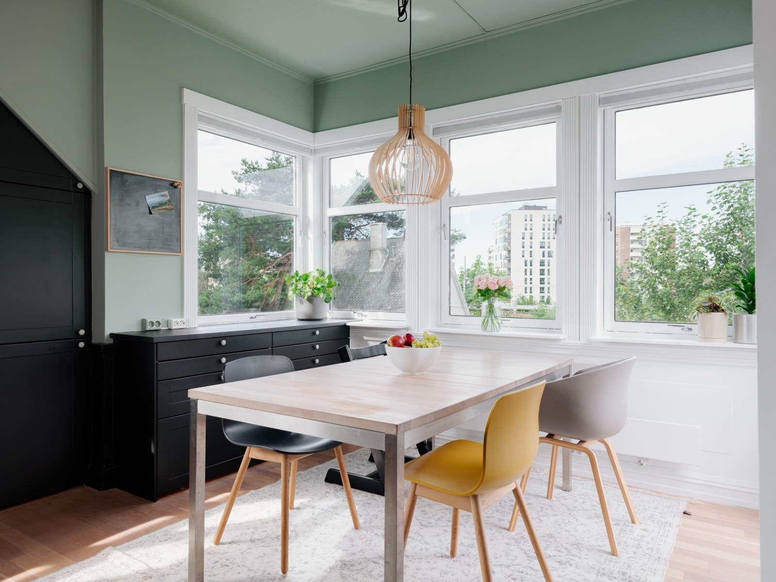 Ved den fine karnappen har du plass til et stort spisebord, som gjør kjøkkenet til et naturlig oppholdsrom og samlingspunkt. Galleribilde