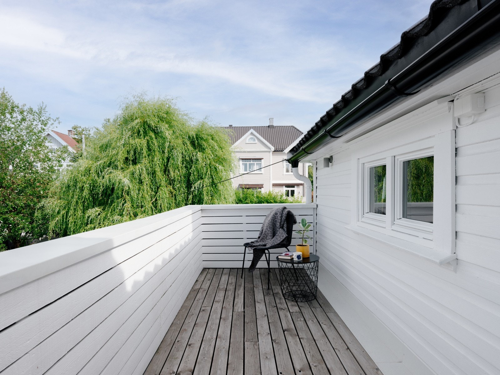 Fra kjøkkenet har du utgang til en hyggelig og solrik vestvendt balkong på ca. 8m². Beliggenheten mot vest sørger for gode solforhold på ettermiddag og kveld. Galleribilde