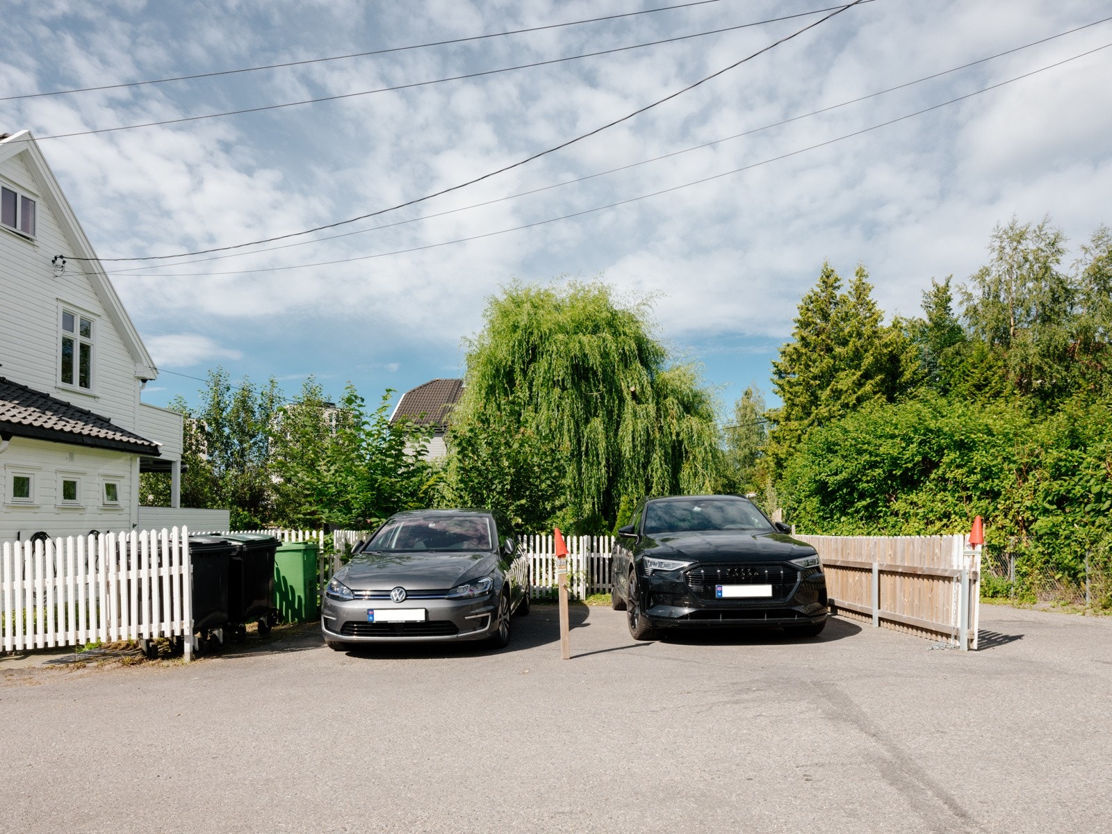 Boligen disponerer en parkeringsplass med elbil-lader (plassen til høyre). Galleribilde