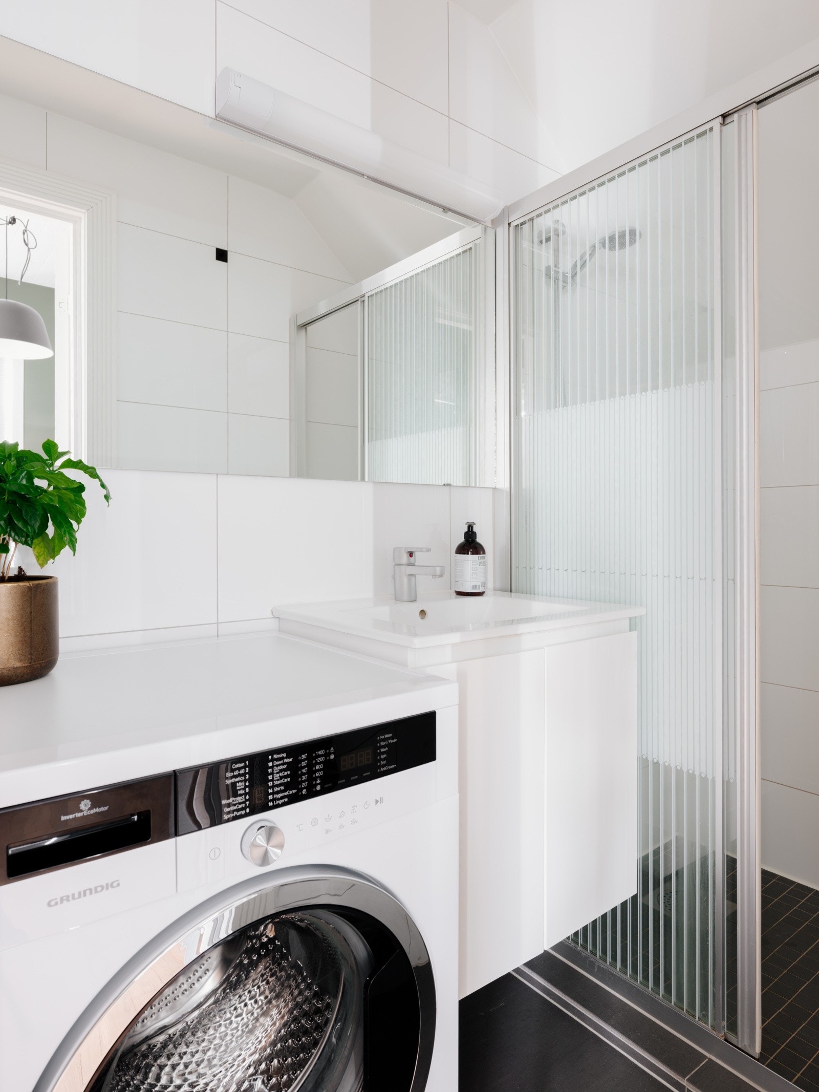 Boligen har et lyst og pent baderom som ble oppgradert i 2007. Baderommet har mørke fliser på gulv med gulvvarme og hvite fliser på veggene. Galleribilde