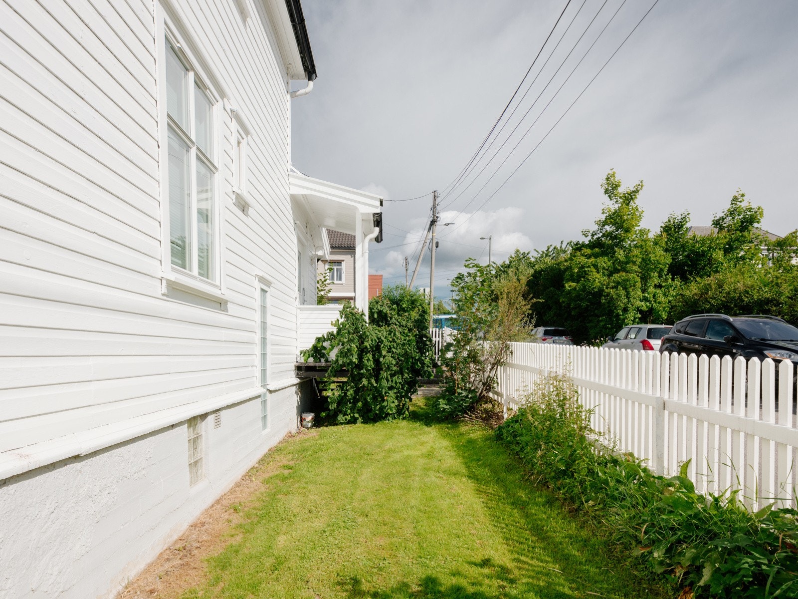 Hagen ved inngangspartiet tilhørende denne seksjonen. Hver seksjon har selv ansvar for sin del av hagen. Galleribilde