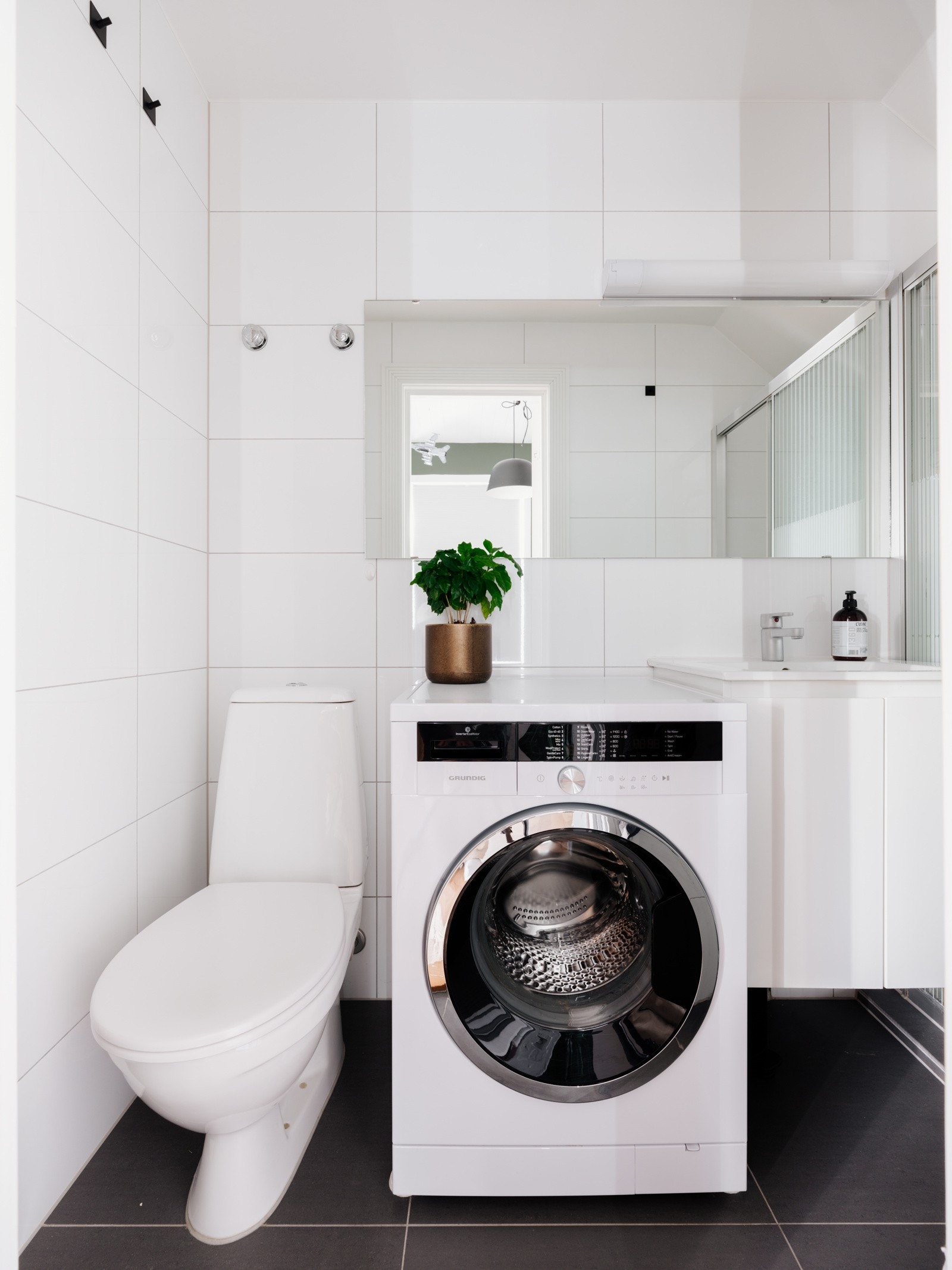 Baderommet er utstyrt med servantskap, speil med belysning, dusjnise og gulvmontert toalett. Galleribilde