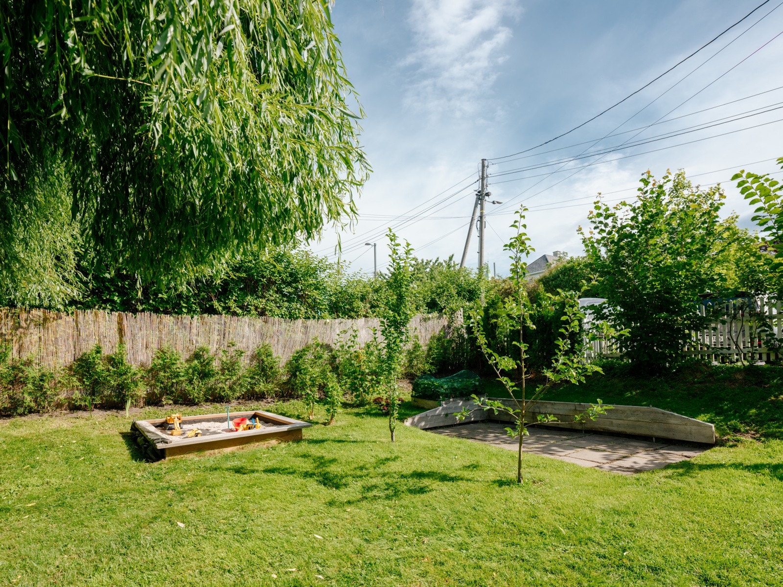 Det er etablert flere hyggelig sitteplasser og en sandkasse for de minste. Gode solforhold på stort sett hele tomten Galleribilde