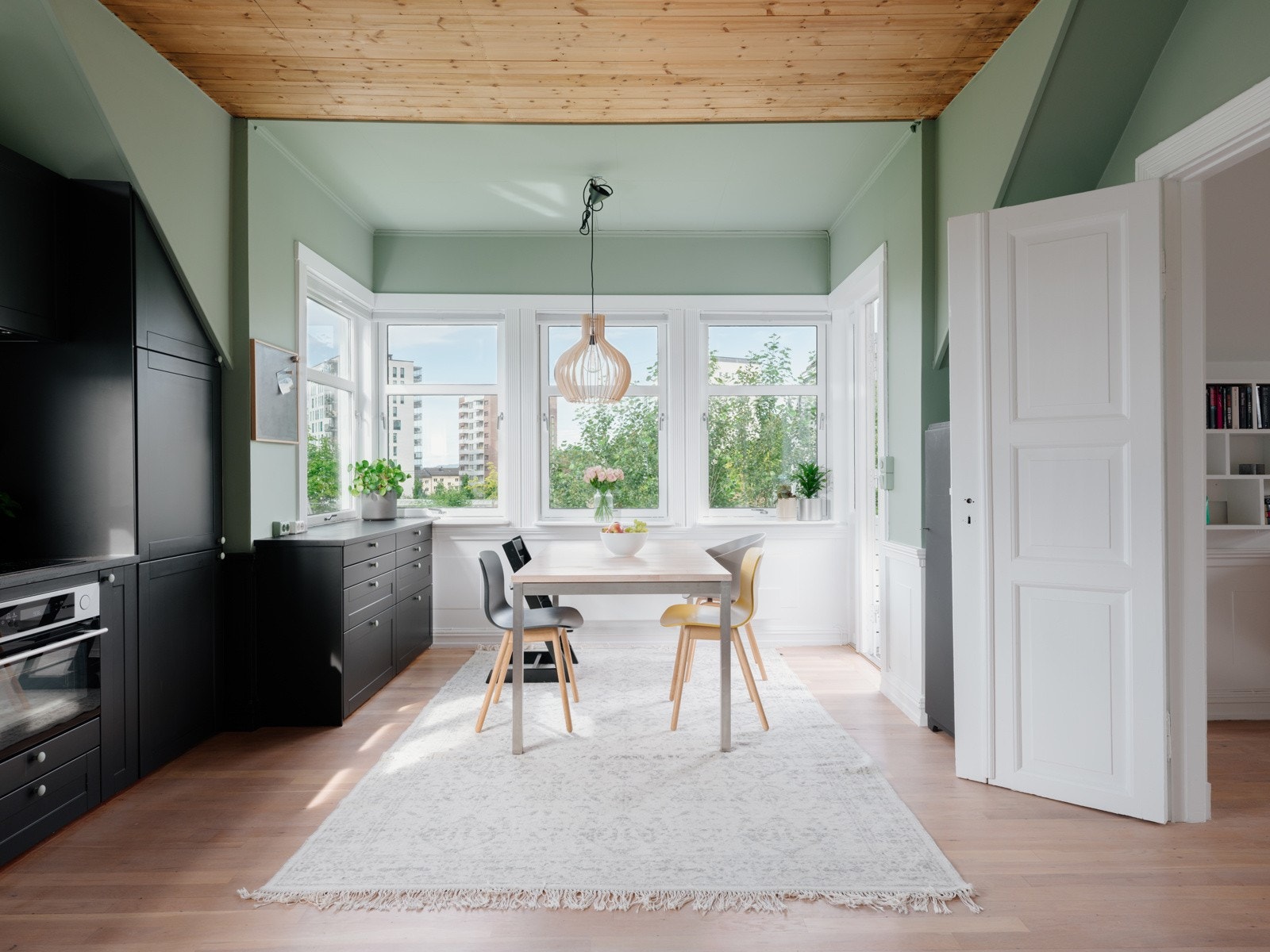 Fra stuen har du nydelige hvitmalte fløydører inn til kjøkkenet som er et skikkelig fint og sosialt rom. Galleribilde