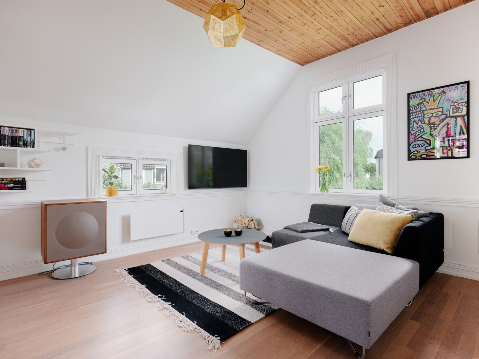 Lysinnslippet sammen med den gode takhøyden på opptil ca. 2,74 meter bidrar til en god og luftig romfølelse. Galleribilde