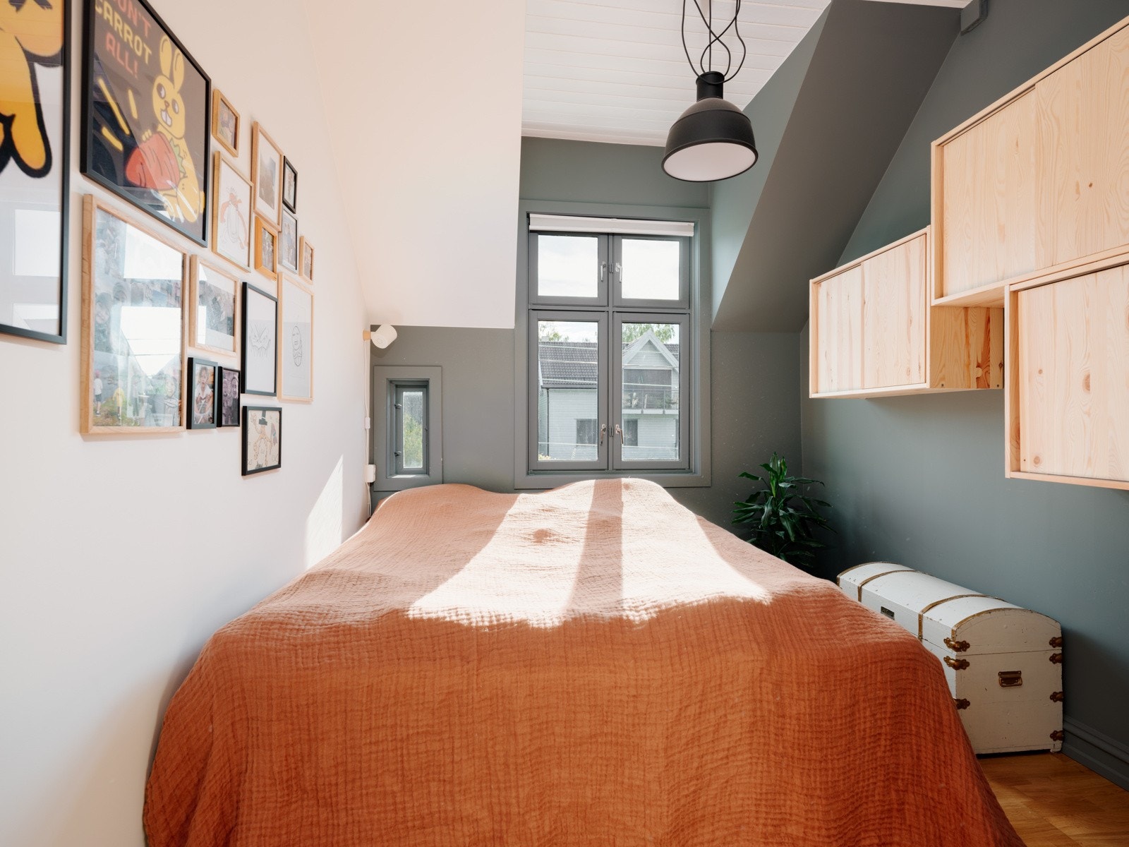 Boligen har to soverom som begge er lyse og fine rom. På hovedsoverommet er både det originale tretaket og den originale teglsteinsvegg rundt døra tatt frem. Vinduene vender mot rolig gate (blindvei). Galleribilde