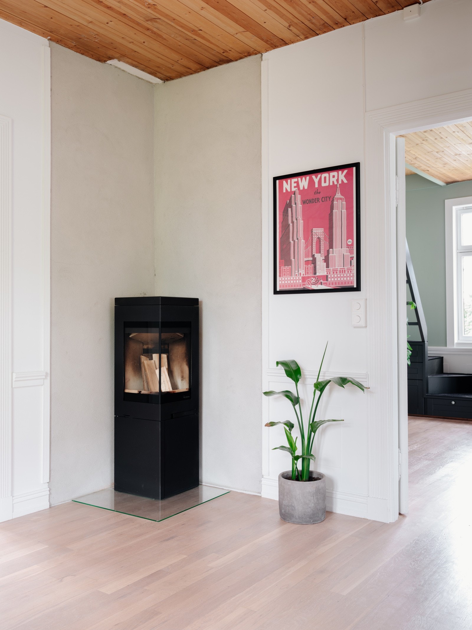 I hjørnet av stuen har du en lekker peisovn fra Nordpeis (ny i 2021) som varmer godt på kalde høst- og vinterdager, samt bidrar til hygge. Galleribilde