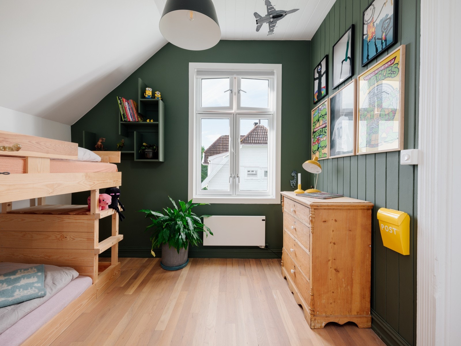 Begge soverommene har god standard med parkett på gulv (slipt og behandlet i 2021/22) og overflater malt i 2021/22. På dette soverommet er også det originale tretaket og trepanelen på veggene tatt frem. Galleribilde