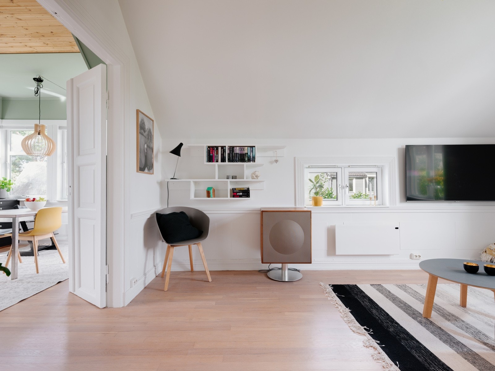 Stuen er det naturlige oppholdsrommet i boligen, og er et stort, lyst og fint rom. Galleribilde