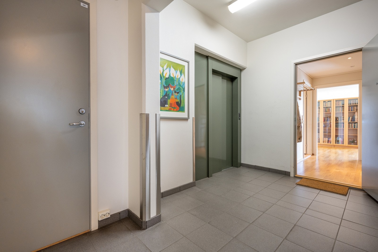 Leilighetens sportsbod ligger like utenfor leiligheten, ved siden av heisen. Galleribilde