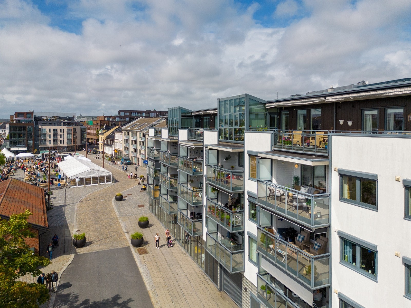 Leiligheten ligger i 4. etasje med en fin utsikt over bysentrum og elven. Galleribilde
