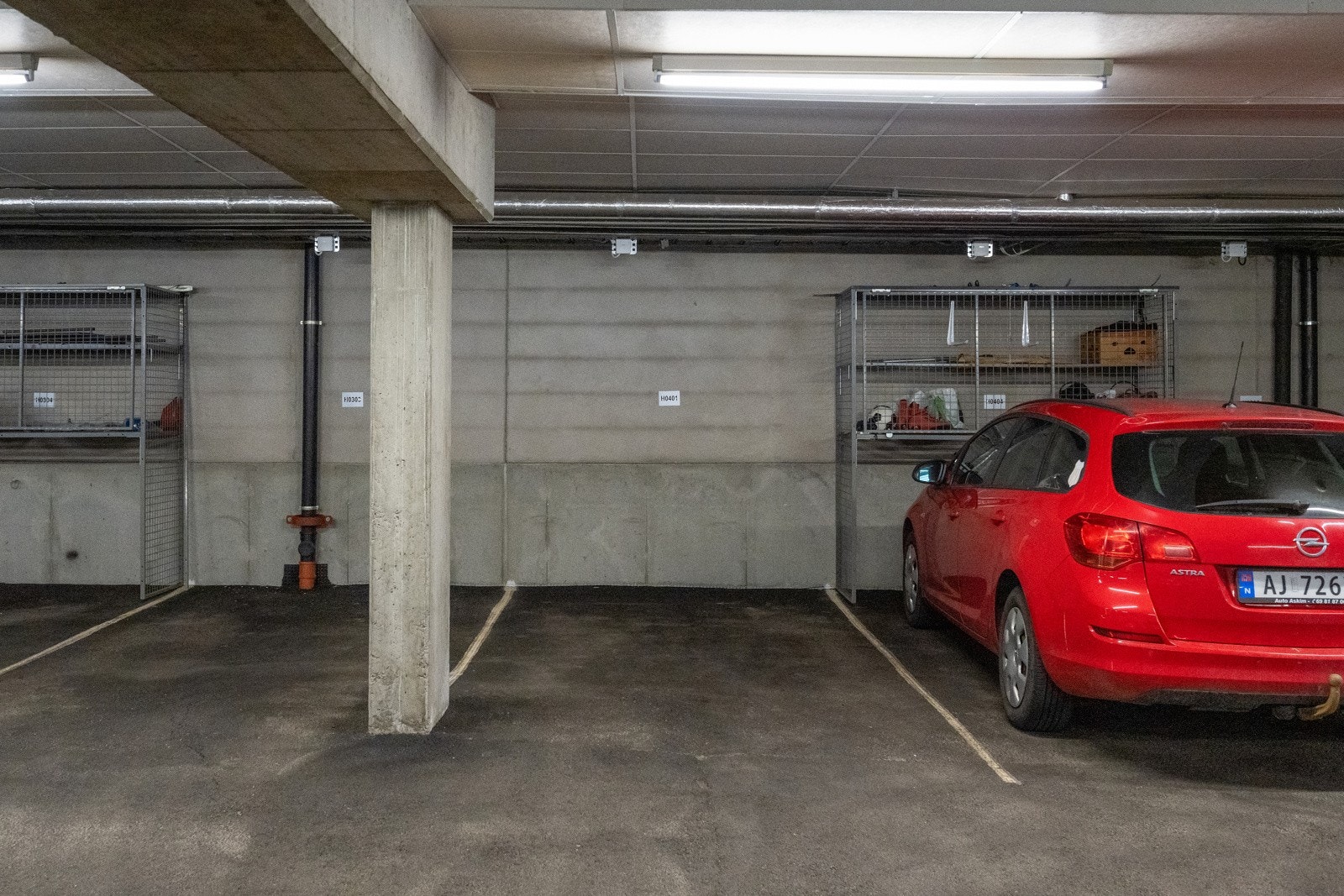 Leiligheten har parkering i byggets 1. etasje og sportsbod like utenfor leiligheten. Galleribilde