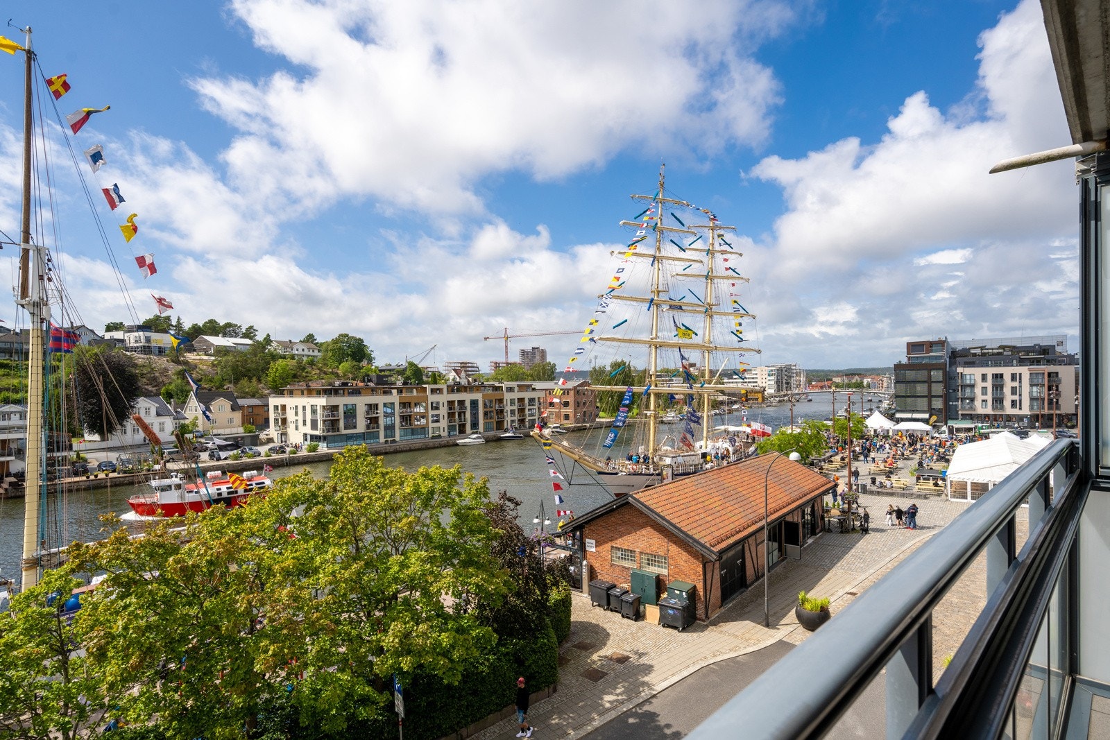 Fra balkongen var det ekstra flott utsikt over byen ved årets Tall ships races - et hyggelig arrangement for byen. Galleribilde