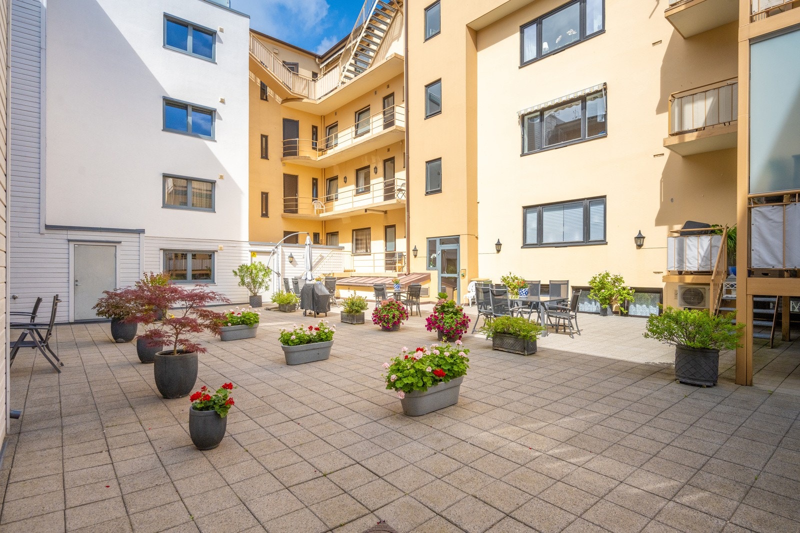 Sameiet har en opparbeidet tomt med steinlagt uteareal i bakgården. Galleribilde