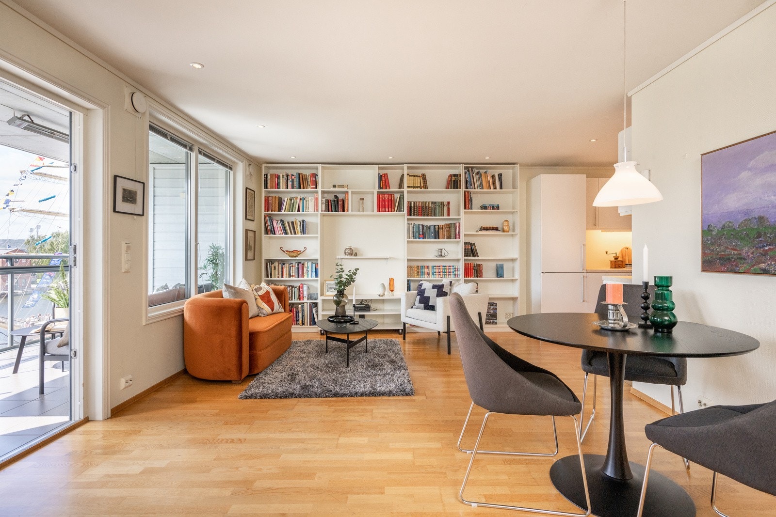 Leiligheten inneholder en lys og romslig stue, kjøkken, soverom, bad, bod og entré. Galleribilde