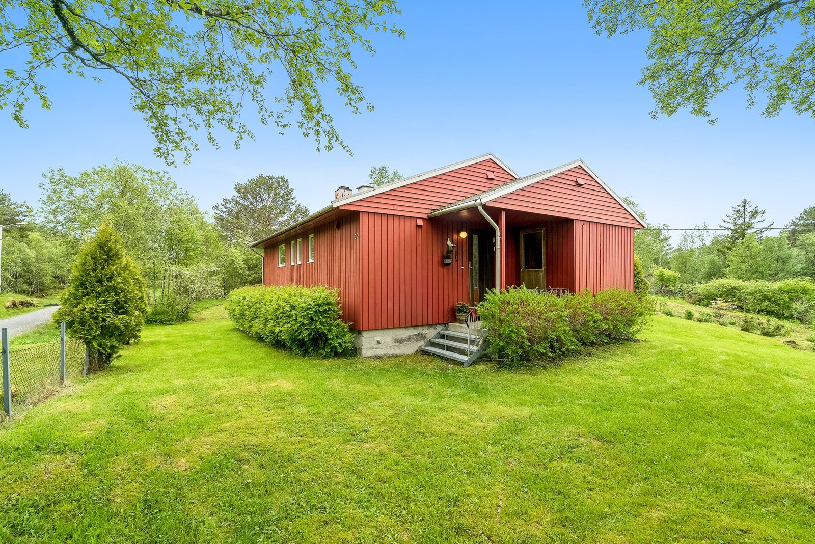 For å komme deg hit kan du ta hurtigbåt eller egen båt - Det er ikke bilvei på øya men boligen har adkomst via offentlig vei beregnet for traktor og ATV Galleribilde