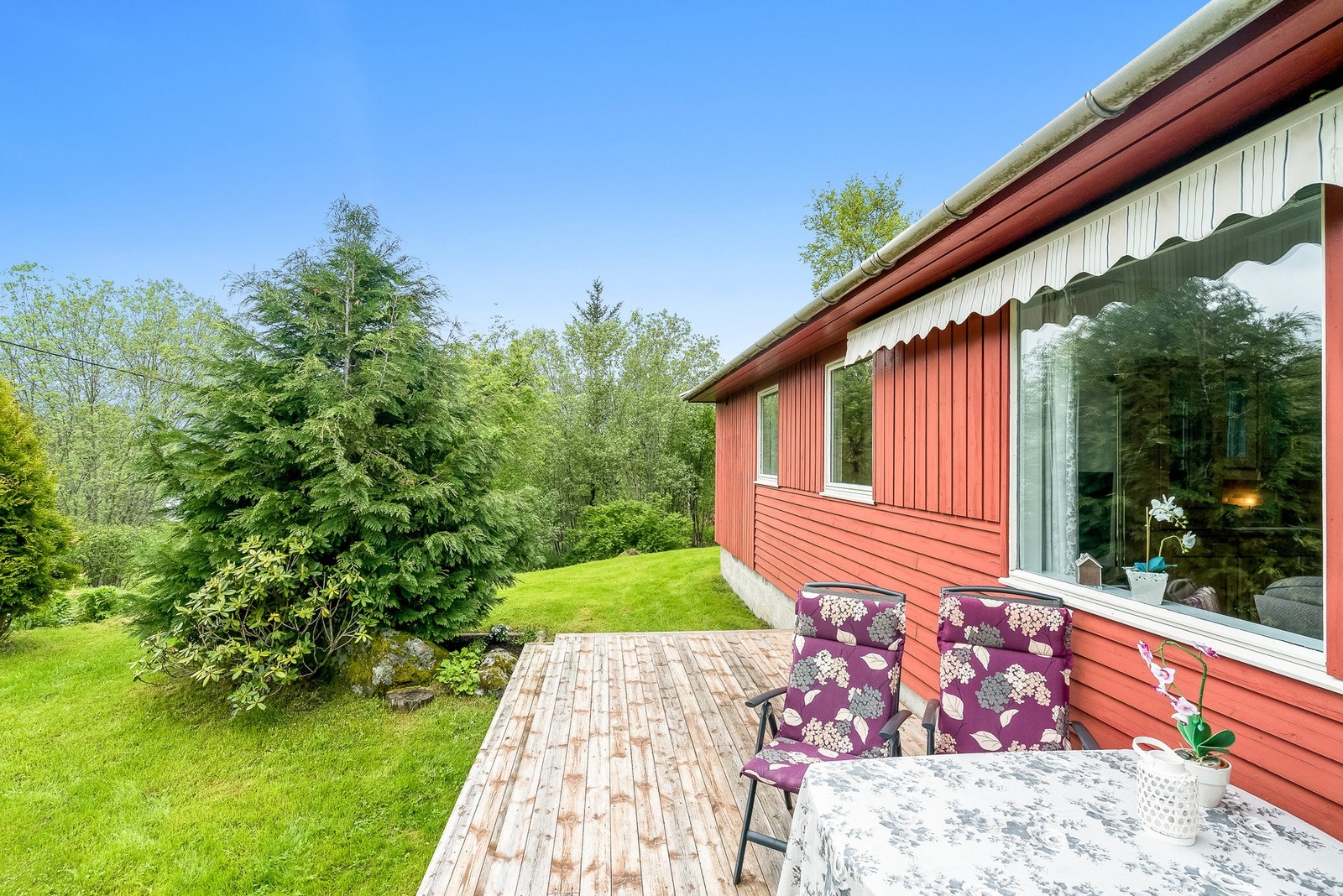 God plass til utemøbler og grill Galleribilde