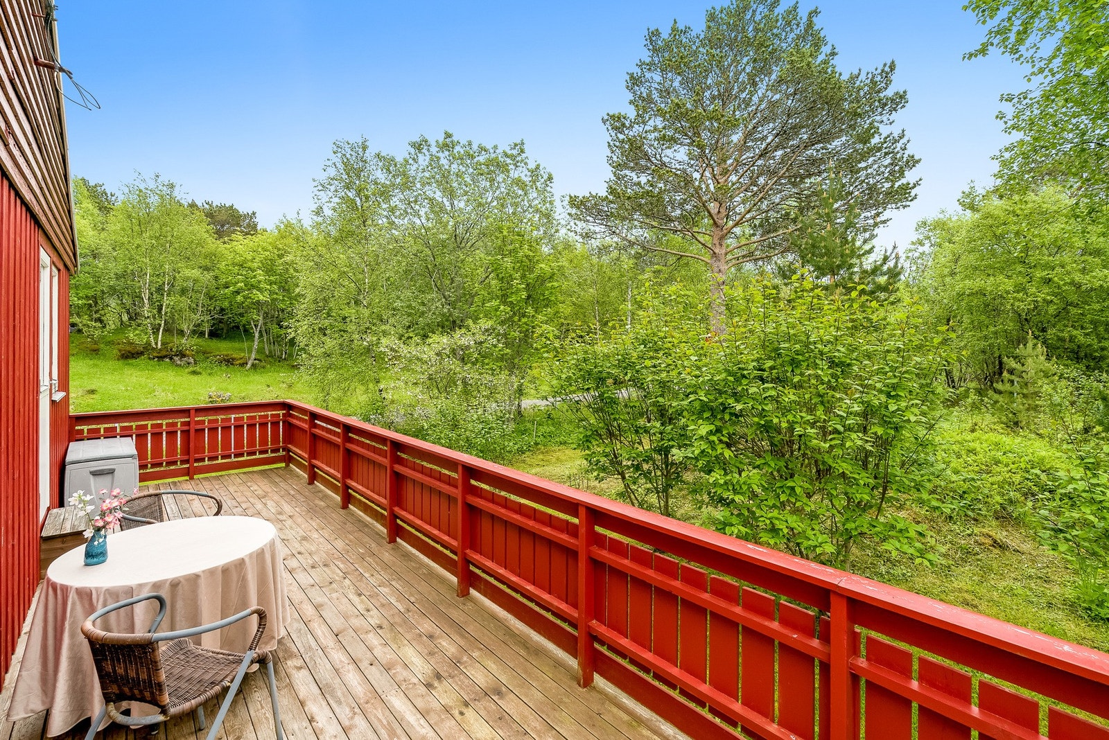 Romslig terrasse som strekker seg rundt hjørnet Galleribilde