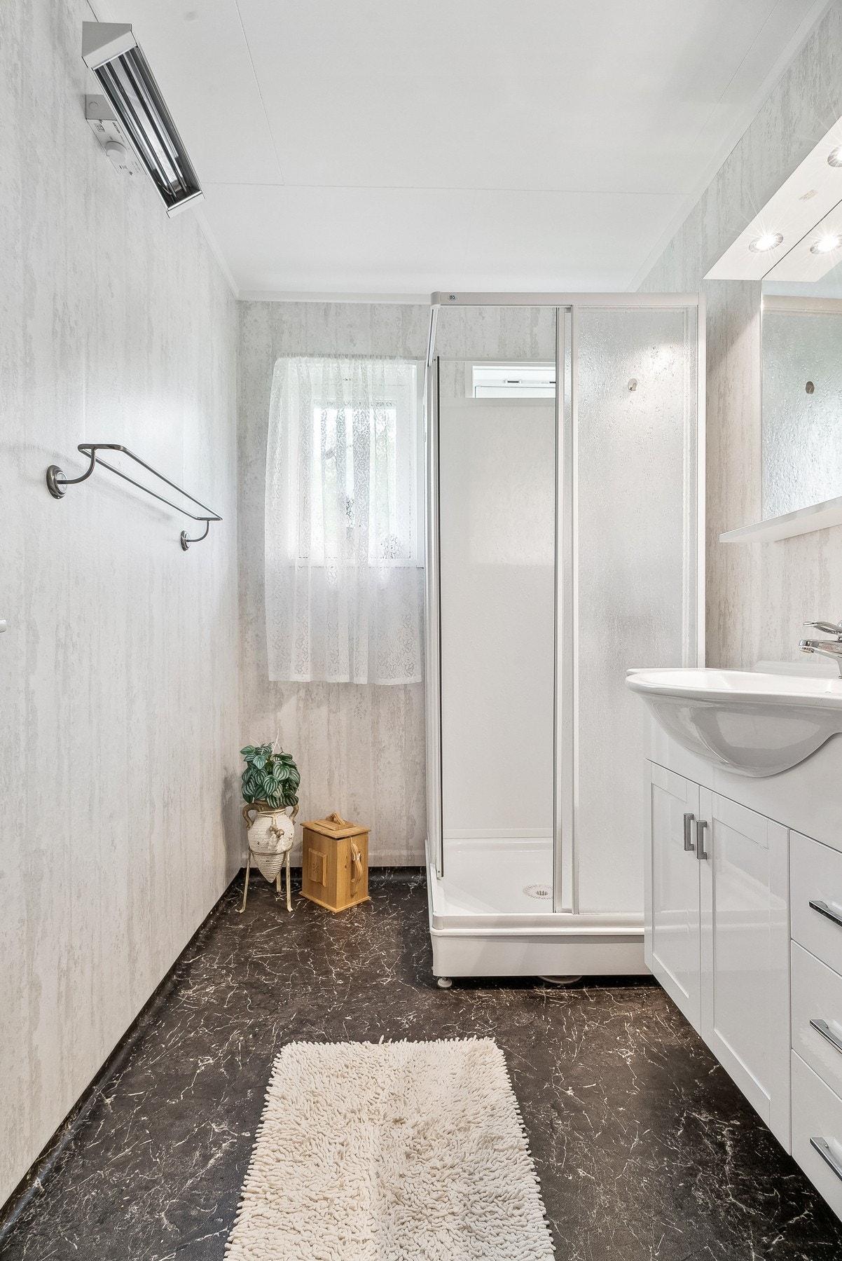 Lyst og fint baderom - Overflateoppusset i 2012 Galleribilde