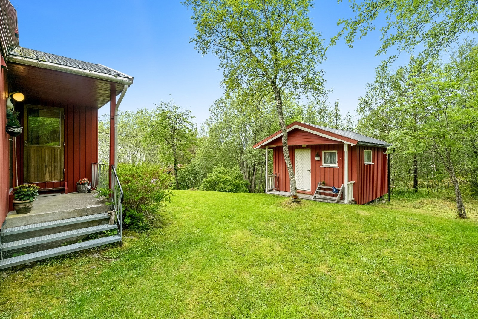 Overbygget inngangsparti med hovedinngang og inngang til utvendig bod Galleribilde