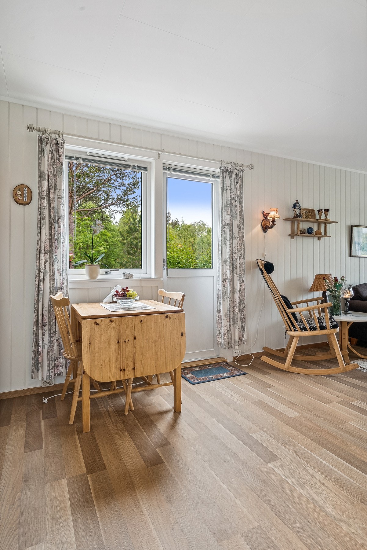 Naturlig plass for spisegruppe under vindu i tilknytning til kjøkkenet Galleribilde