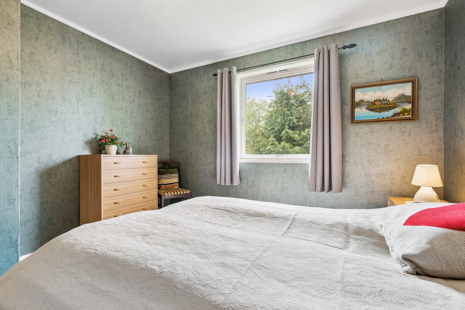 Her har du plass til dobbeltseng og tilhørende møblement Galleribilde