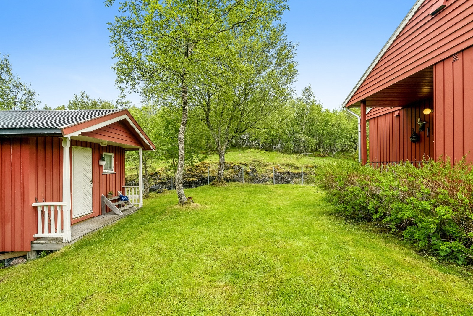 Koselig hage med praktisk uthus for oppbevaring Galleribilde