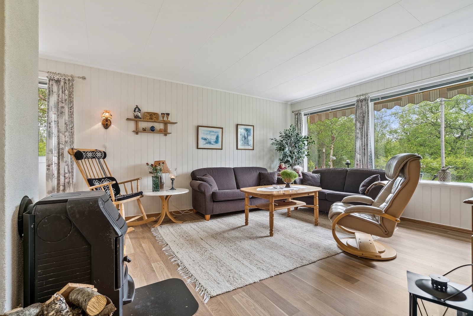 Lys og luftig stue med store vindusflater Galleribilde