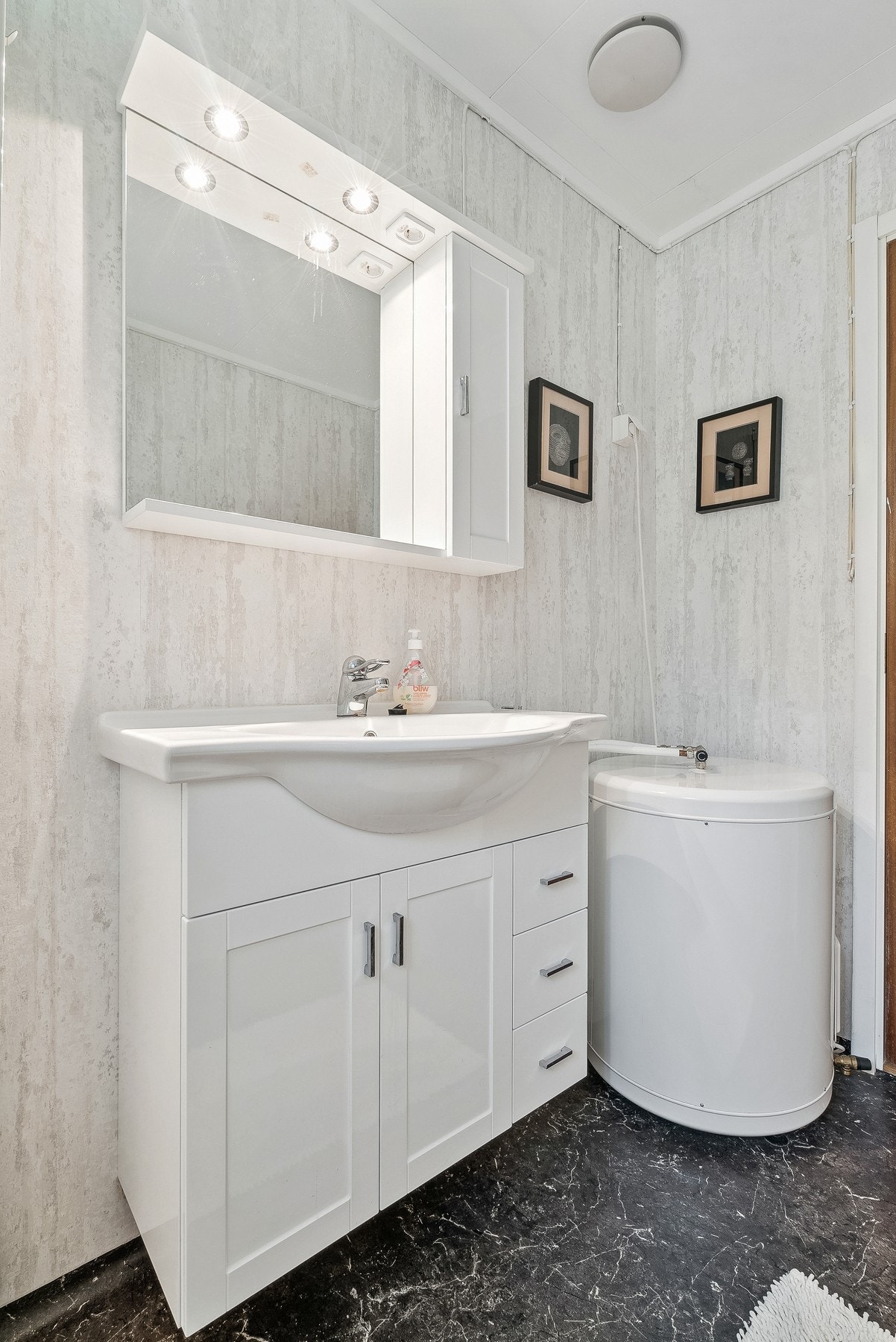 Servant på skapinnredning - speil med integrert belysning Galleribilde