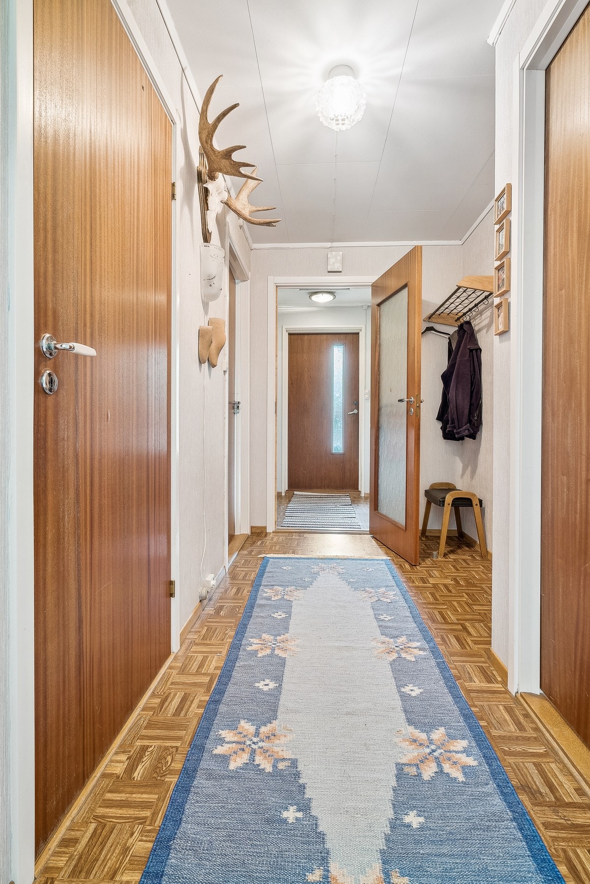 Fra gangen har du adkomst til boligens to soverom Galleribilde