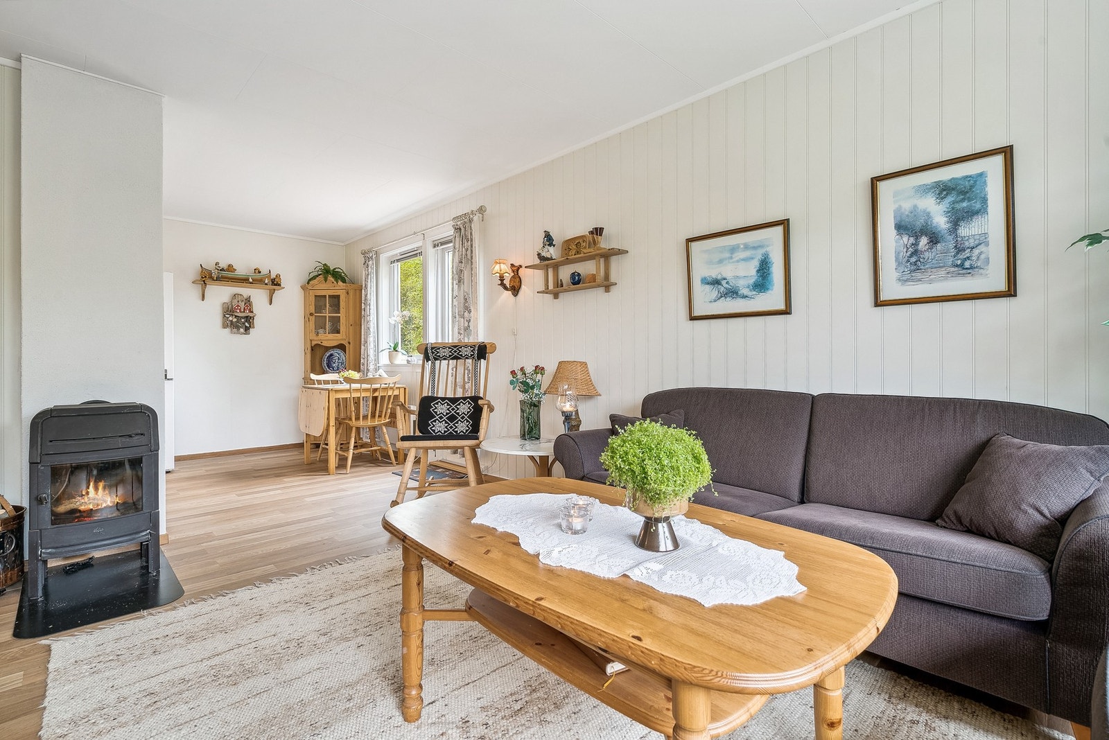 I stuen er det montert vedovn for lun varme på kaldere dager Galleribilde