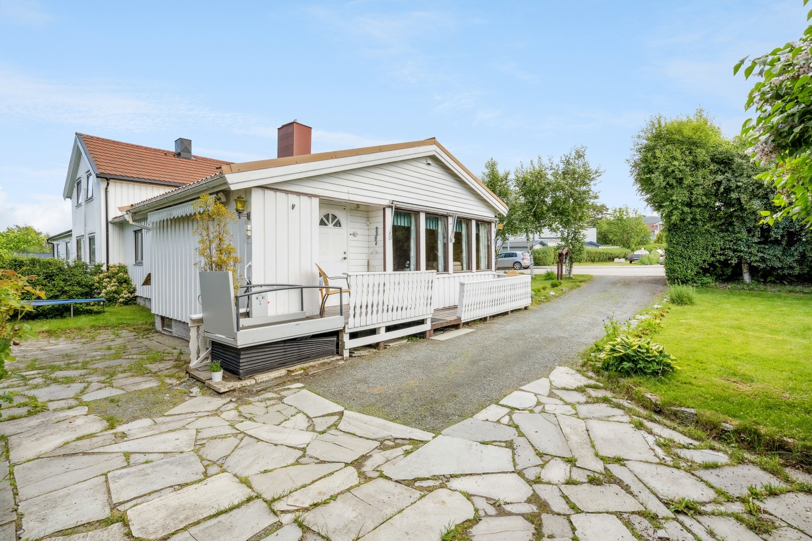 Parkering på egen tomt på gårdplass samt i garasje. Galleribilde