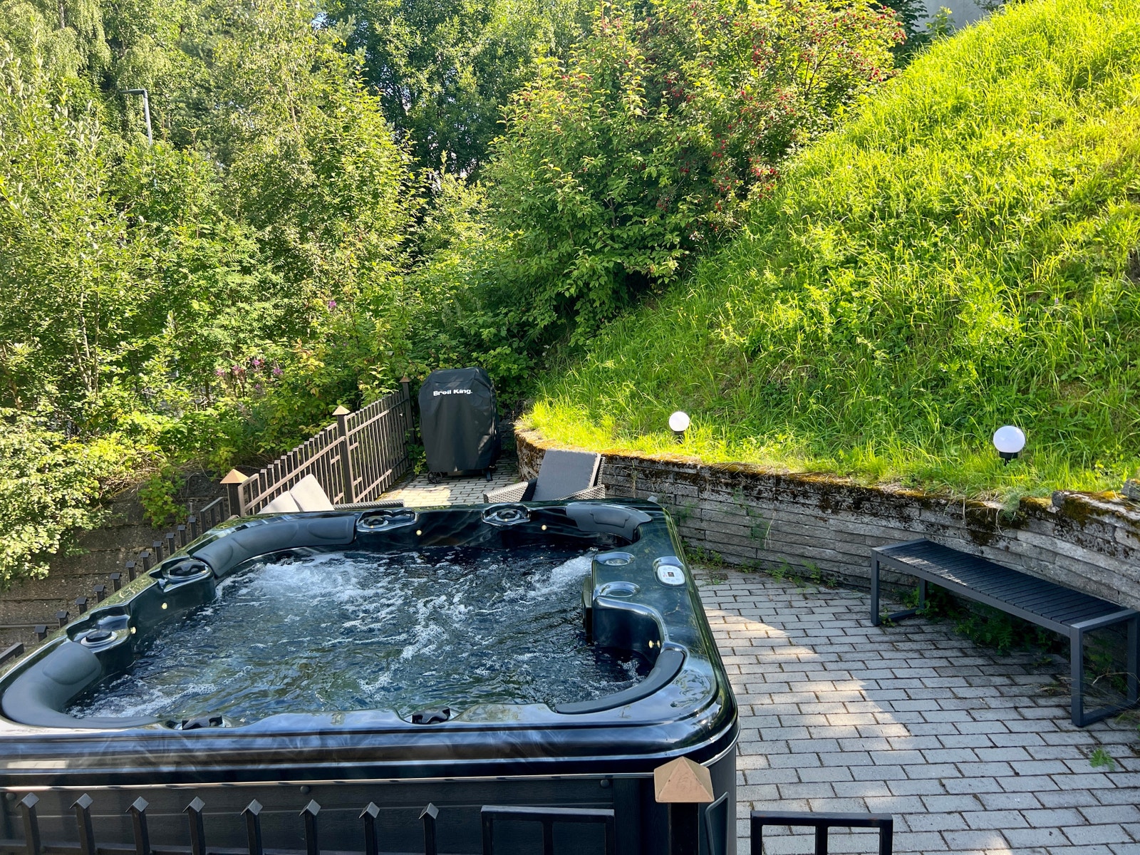 Uteområde med grillplass og jacuzzi! Galleribilde