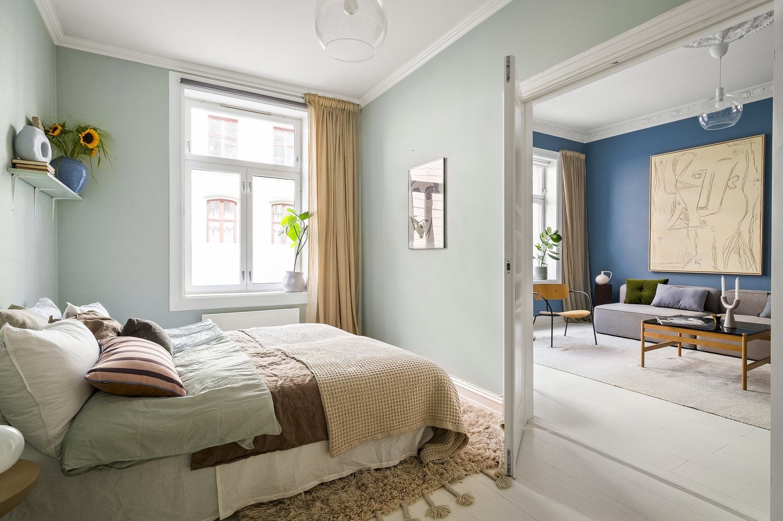 Mellom soverommet og stuen ble det montert doble fløydører i 2017 Galleribilde