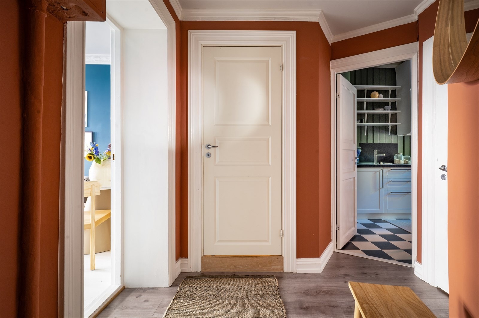 I tillegg er det tilgang til et praktisk garderoberom fra entreen til ytterligere oppbevaring Galleribilde