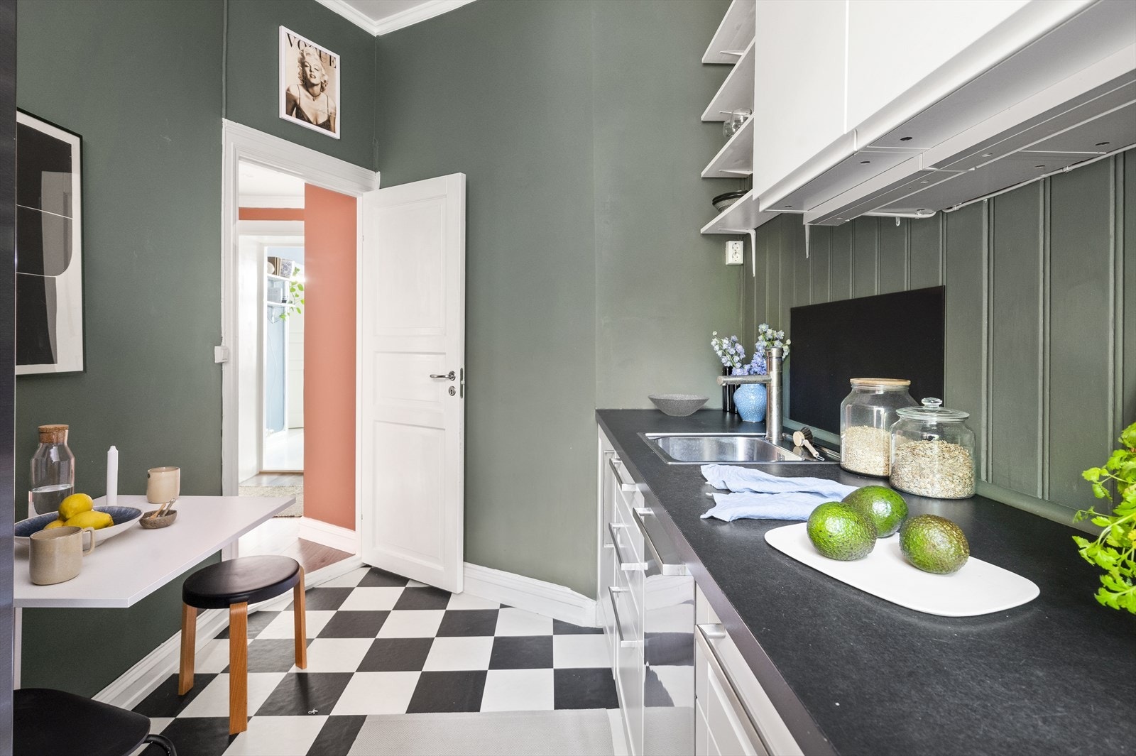 I 2019 ble kjøkkenet oppgradert med nye overskap, ventilator, samt ble gammel gips- og fibervegg fjernet for å få frem panel Galleribilde