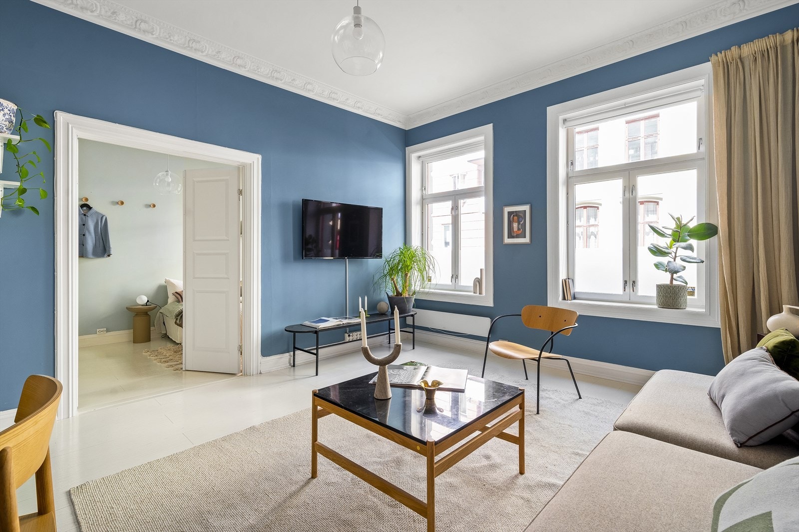 Lys og romslig stue med god plass til sofabord og spisegruppe Galleribilde