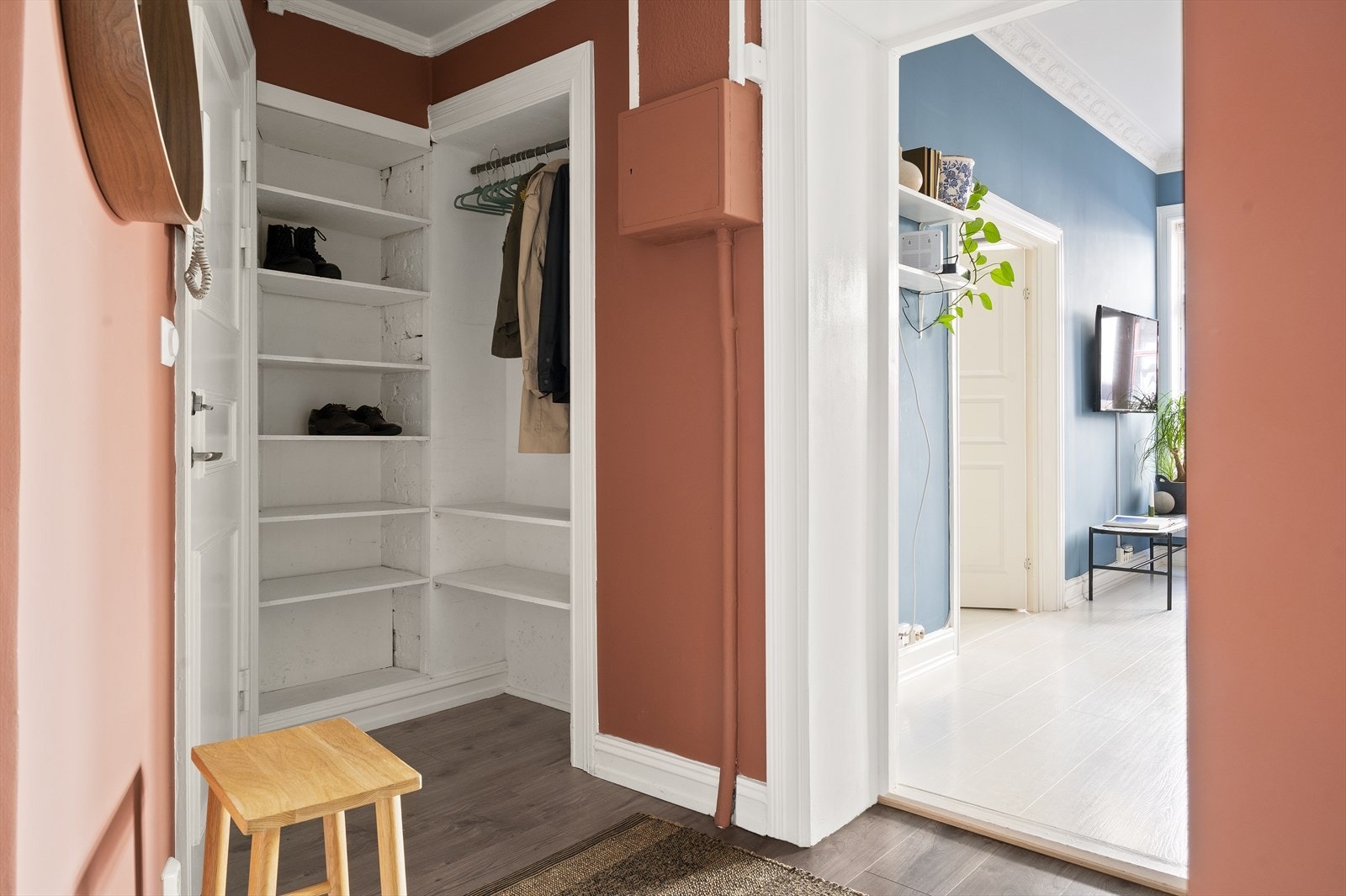 Praktisk entré - her er det godt med hylleløsninger og rikelig med plass til knagger for å sette fra deg sko og henge av deg yttertøy Galleribilde