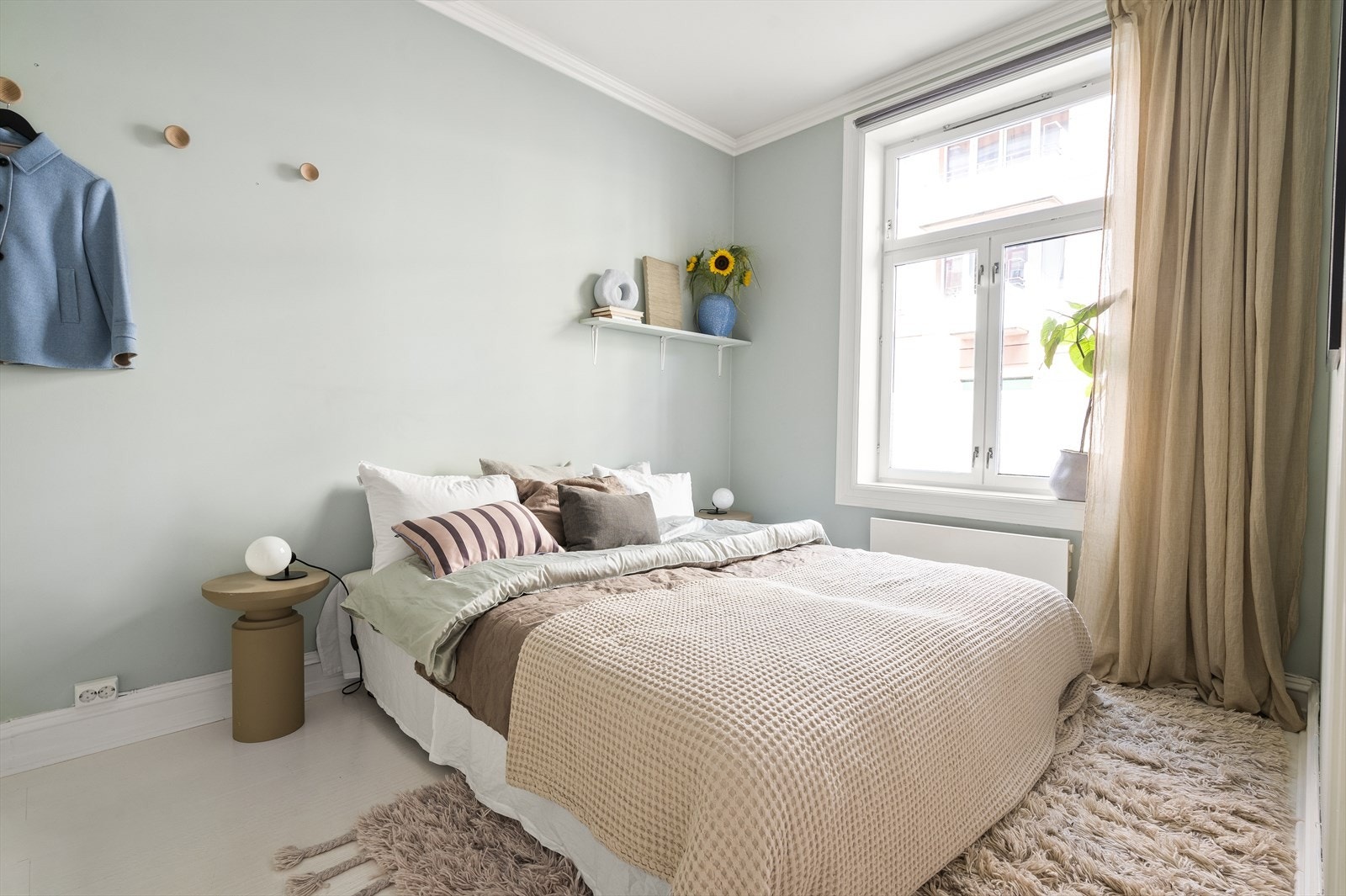 Utrolig flott og svært romslig soverom med god plass til dobbeltseng, nattbord på hver side og øvrig møblement Galleribilde