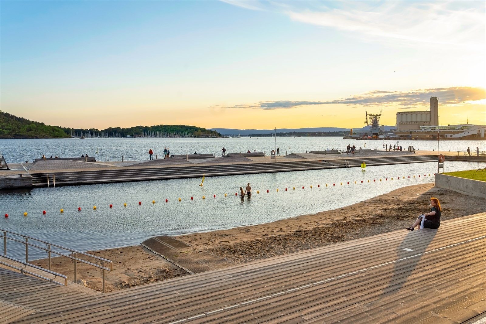 Leilighetens sentrale beliggenhet gjør at det er kort vei til det meste, som f.eks. Sørenga Sjøbad Galleribilde