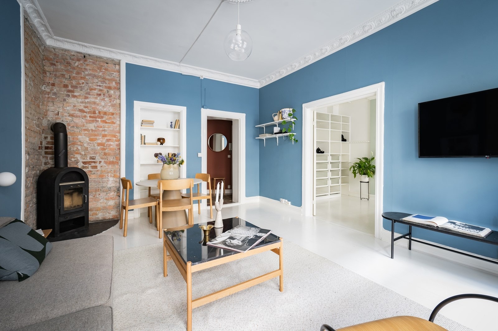 Flotte klassiske detaljer som rosett og stukkatur samt dype vinduskarmer gir leiligheten "sjel" Galleribilde