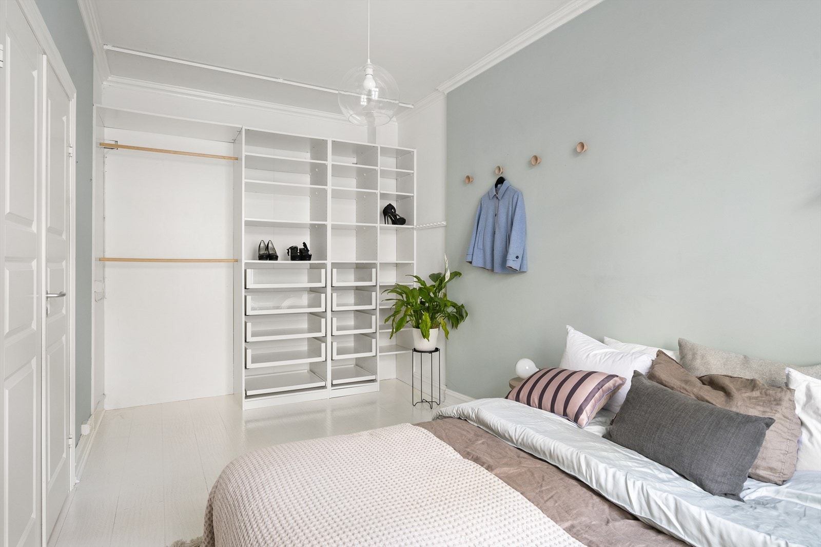 Det er godt med oppbevaringsplass i åpen garderobeløsning Galleribilde