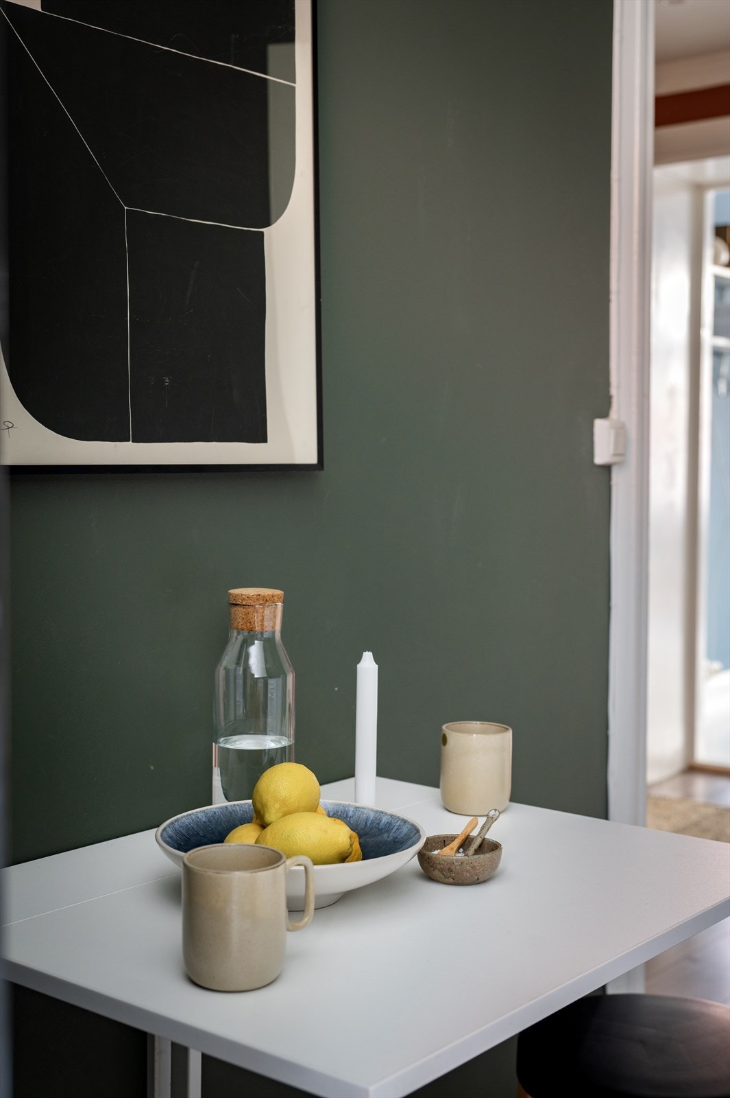 Eget adskilt kjøkken med underskap med profilerte fronter, glatte overskap og laminat benkeplate med nedfelt Galleribilde