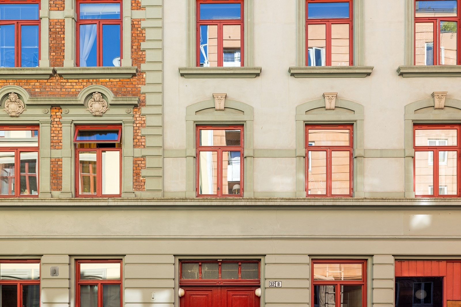 Leiligheter ligger i en klassisk bygård med sentral beliggenhet Galleribilde